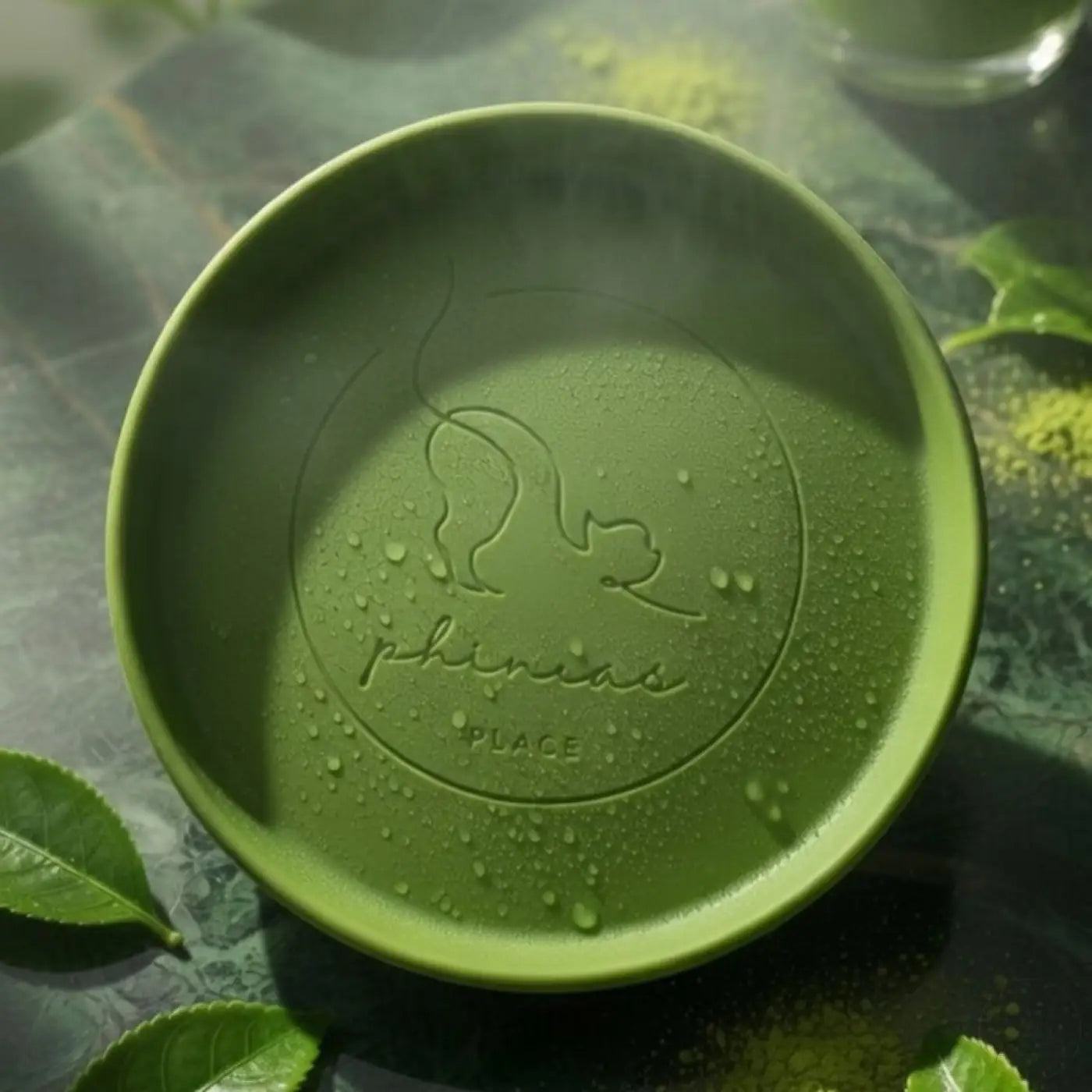 Phinias Futternapf matte olivgrün mit Eichhörnchen und Blättern für entspanntes Fressen