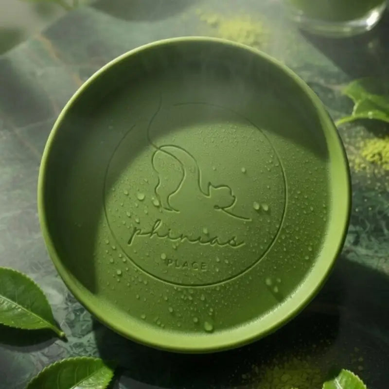 Phinias Futternapf matte olivgrün mit Eichhörnchen und Blättern für entspanntes Fressen