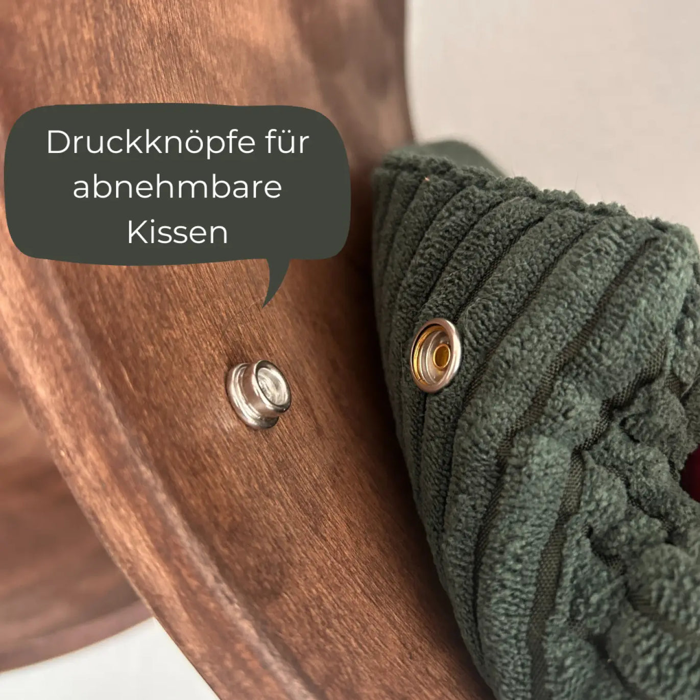 Snapverschlüsse an Holz und Stoff im Wandmöbel Set Wandliege Phinia und Katzenstufen