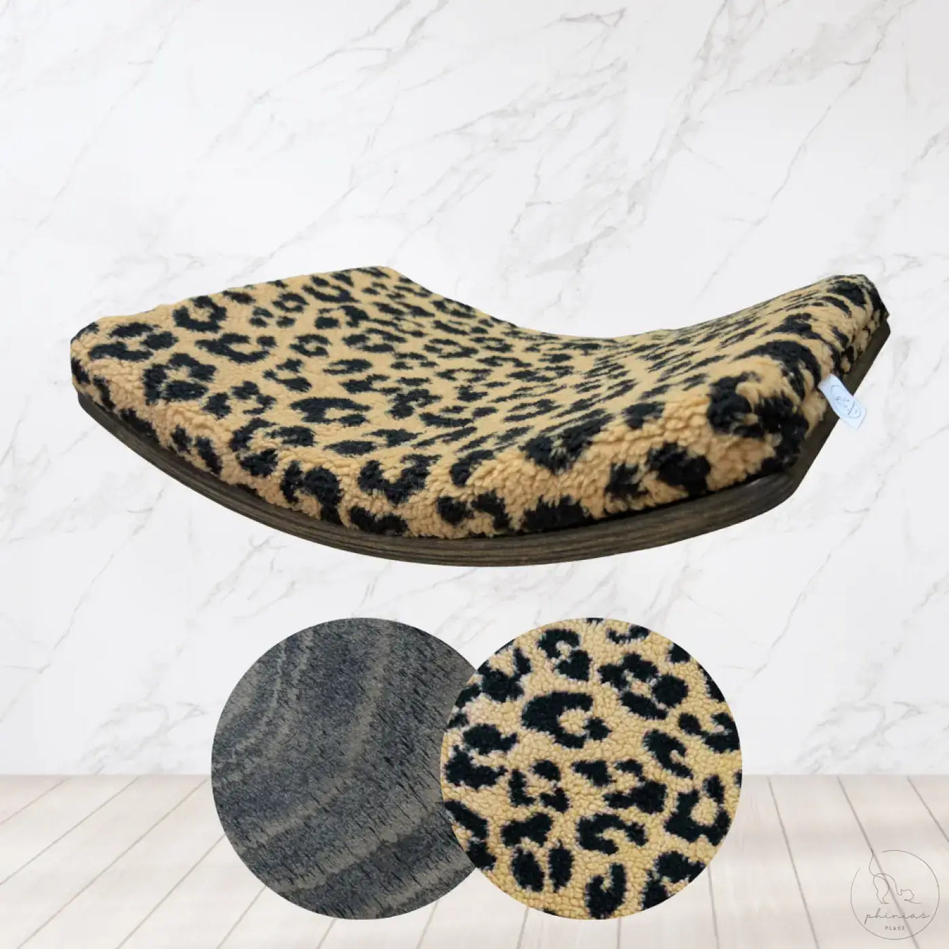 Phinias gebogene katzenliege mit leo-print-shearling und dunkelholzrahmen im schwebenden design aus buchensperrholz