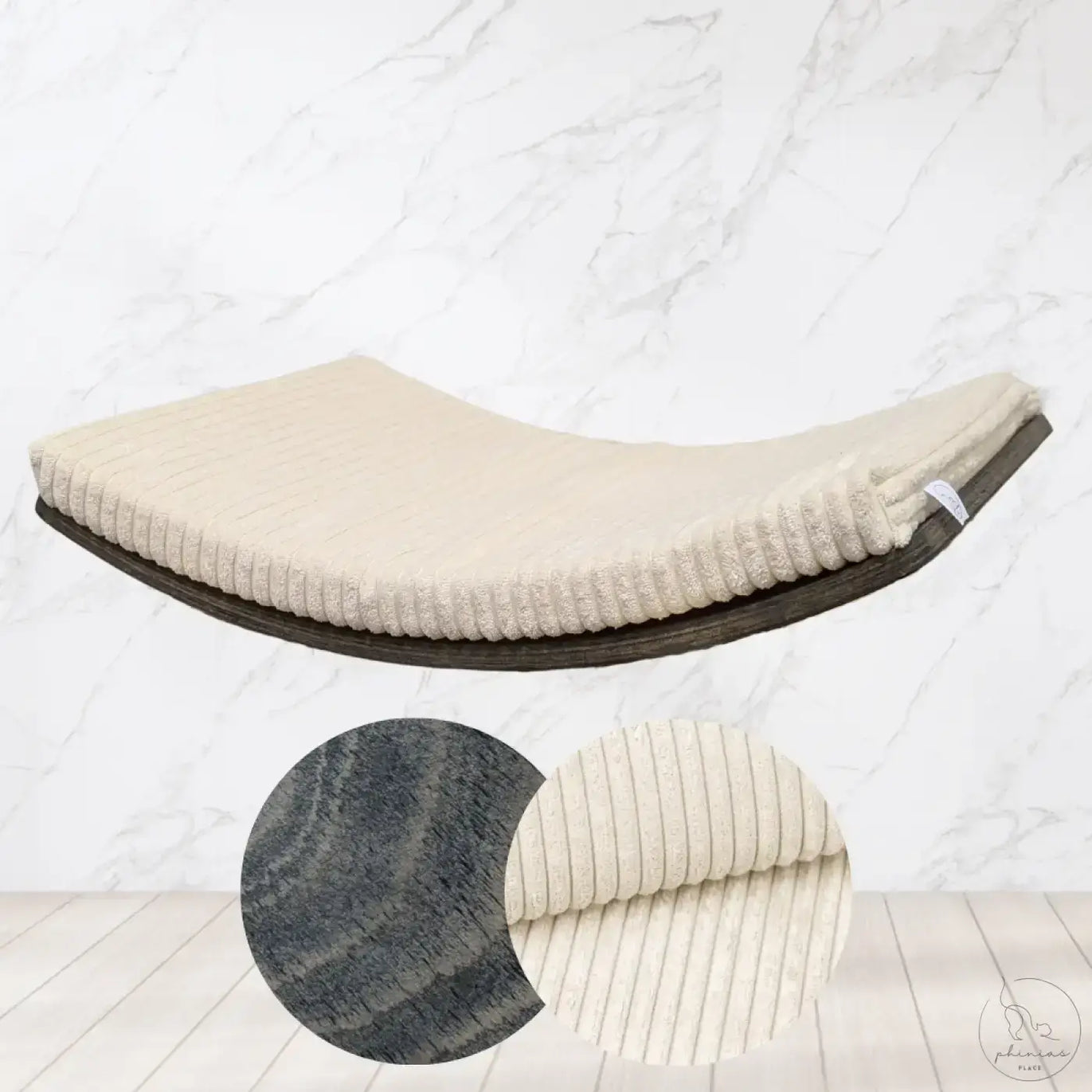 Beige corduroy gepolsterte phinias gebogene katzenliege mit dunkelholzrahmen im schwebenden design aus buchensperrholz
