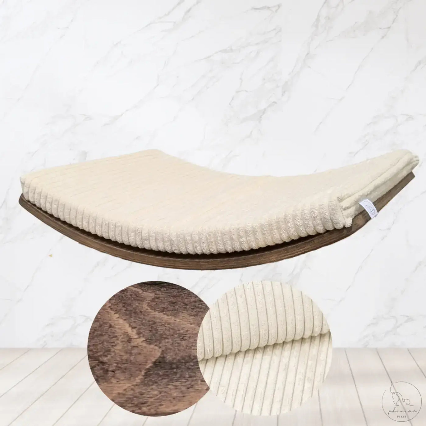 Beige corduroy katzenhängematte mit rahmen aus dunklem holz phinias gebogene katzenliege im schwebenden design