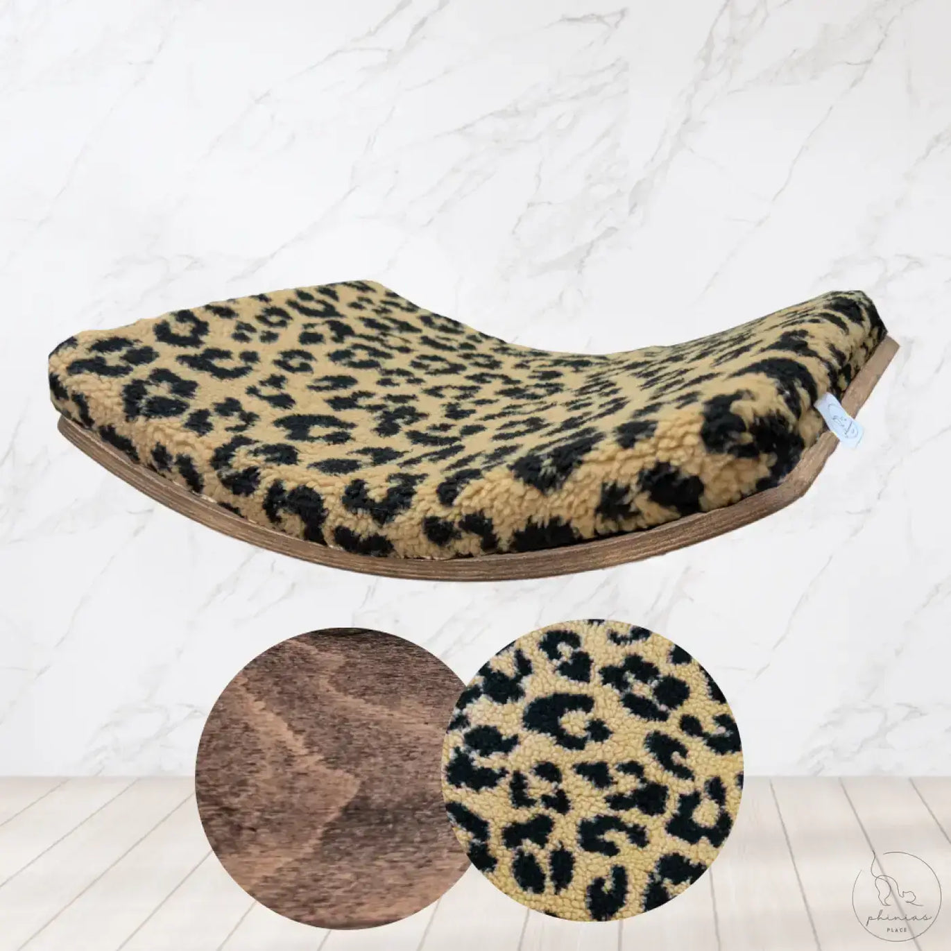 Phinias gebogene katzenliege mit leopardmuster shearling und holzrahmen in schwebendem design aus buchensperrholz